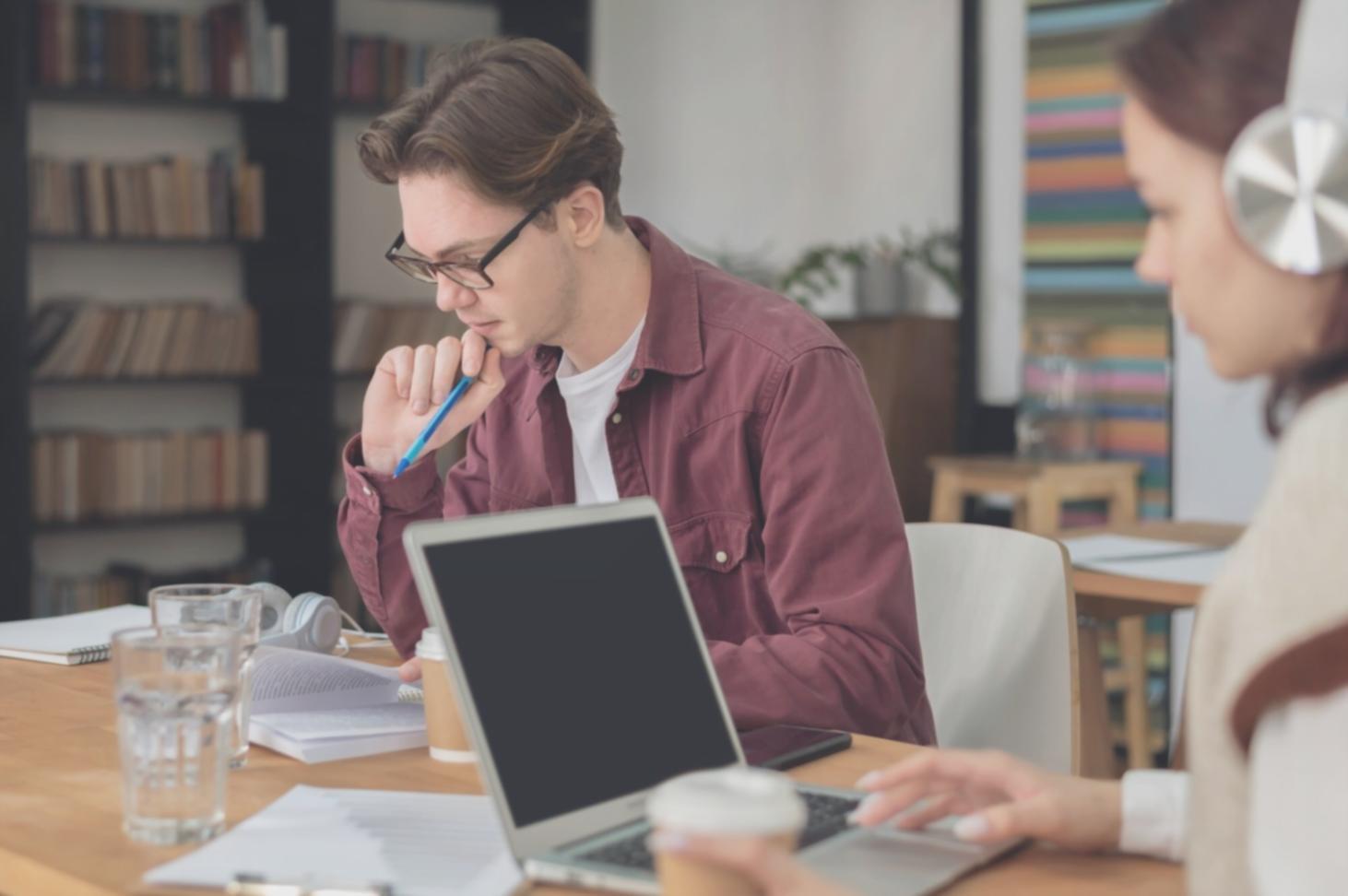 Analyse financière moderne avec graphiques et données